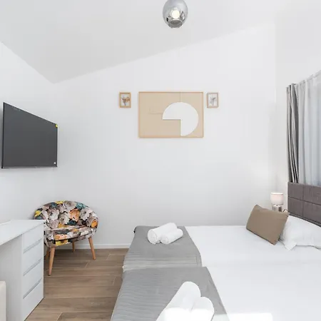 New Casa Familia With Frontyard, Backyard And Great Bbq!