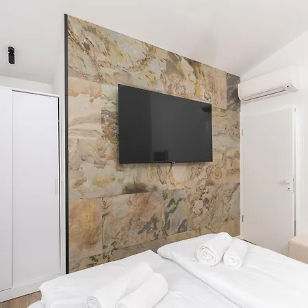 Dom wakacyjny New Casa Familia With Frontyard, Backyard And Great Bbq! Poreč