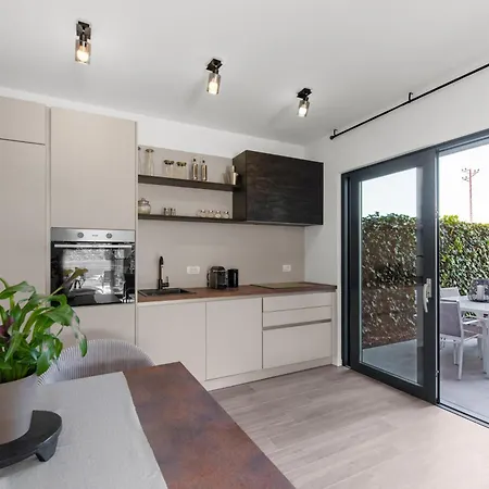 Feriehus New Casa Familia With Frontyard, Backyard And Great Bbq! Poreč