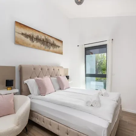 New Casa Familia With Frontyard, Backyard And Great Bbq! Ferienhaus