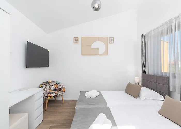 New Casa Familia With Frontyard, Backyard And Great Bbq!