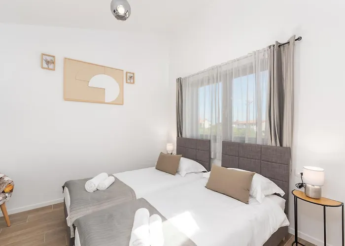 Feriehus New Casa Familia With Frontyard, Backyard And Great Bbq!