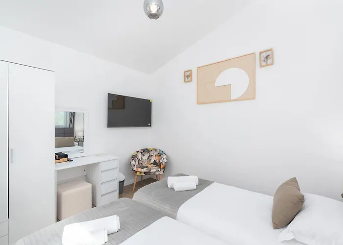 New Casa Familia With Frontyard, Backyard And Great Bbq! Feriehus