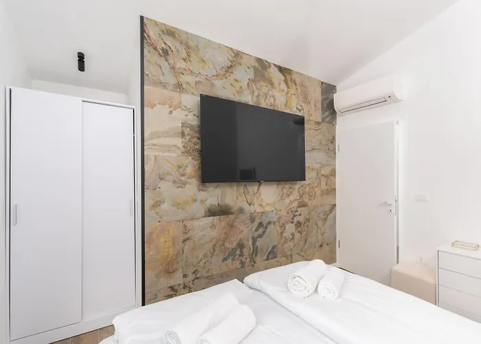 Feriehus New Casa Familia With Frontyard, Backyard And Great Bbq! Poreč