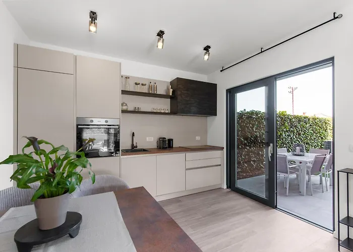 Feriehus New Casa Familia With Frontyard, Backyard And Great Bbq! Poreč