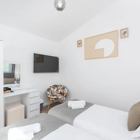 New Casa Familia With Frontyard, Backyard And Great Bbq! Vakantiehuis