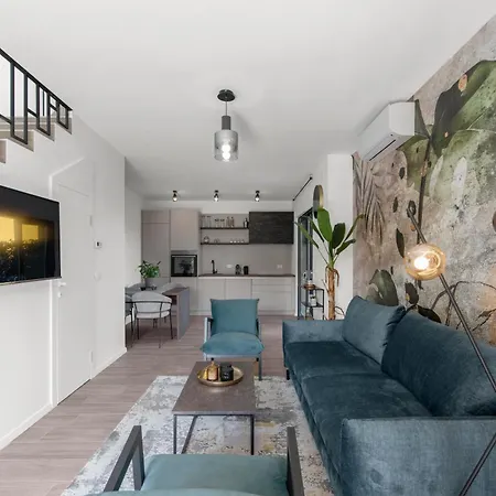 Vakantiehuis New Casa Familia With Frontyard, Backyard And Great Bbq!