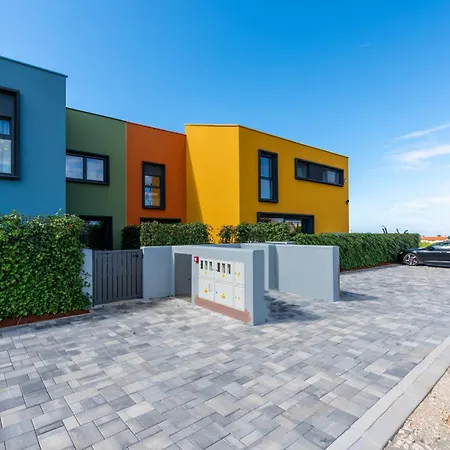 Vakantiehuis New Casa Familia With Frontyard, Backyard And Great Bbq! *